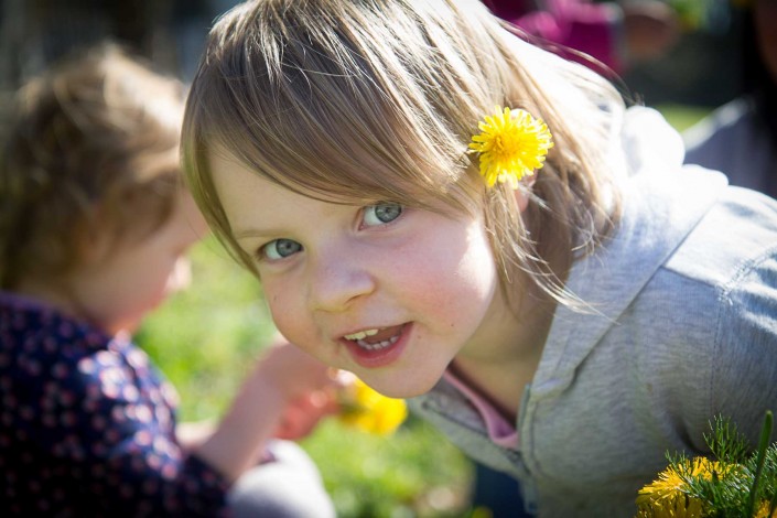 Portrait-Kleinkind-mit-Blume-im-Haar-20170408-Volker_Anders6894 Kinderfotografie